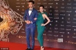 主持人杨千霈亮相浅笑盈盈 绿色连身衣秀香肩
