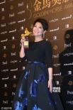 金燕玲凭《一念无名》夺最佳女配 后台开心捧奖杯