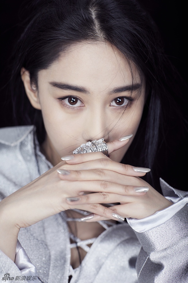 张馨予新写真实力撩妹 高贵冷艳秀酥胸攻气十足