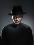 杜淳著長(zhǎng)衫化身殺手 《羅曼蒂克》上演雙面人生