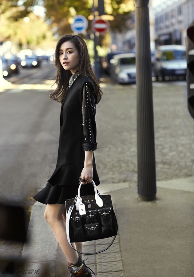 文咏珊巴黎街拍展示初春美搭 青春美少女元气足_明星写真_图集_电影网