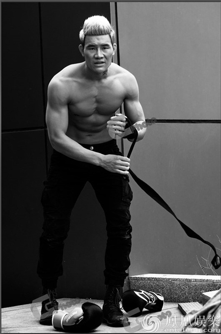 谢孟伟再曝劲肉大片 曾是戏曲学院高材生