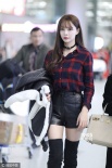 沈梦辰长靴格子衫机场走秀叫板杨幂 翘美腿玩手机