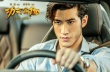 《功夫瑜伽》曝“迪拜版”預(yù)告 成龍載獅子飆豪車(chē)