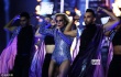 Lady gaga亮相超级碗中场秀 高空吊威亚秀美腿
