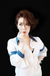 余男時(shí)尚雜志封面大片出街 氣質(zhì)高雅宛如油畫(huà)