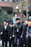 胡歌回上戏艺考当考官 衣着低调与领导热情交流
