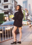 倪妮新写真曝光 演绎牛仔衬衫经典穿搭大秀长腿