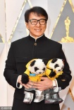成龙获终身成就奖 红毯上举熊猫玩偶开心卖萌