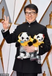 成龙获终身成就奖 红毯上举熊猫玩偶开心卖萌