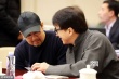 聚焦两会：分组讨论休息时张国立成龙聊悄悄话