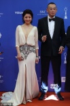 《不成问题》剧组亮相闭幕红毯 殷桃大秀美胸