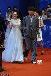《不成问题》剧组亮相闭幕红毯 殷桃大秀美胸