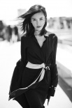 杨子姗戛纳海边再发大片 阳光沙滩大秀美腿