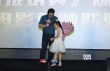 “推销员”导演携女登台求排片 落泪自曝幕后坎坷