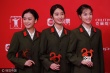 万绿丛中一黄轩 冯小刚携《芳华》亮相上影节