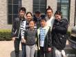 孙俪《影》戏份杀青与导演合影 邓超曝长发造型