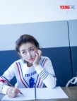 实力小花张子枫街拍大片  造型百变化身酷girl