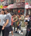 王宝强刘昊然《唐探2》纽约热拍 街头狂奔引围观