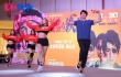 《羞羞的鐵拳》路演 艾倫學(xué)打拳馬麗喂影迷美食