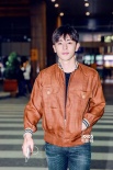 鄧倫清爽造型出行Man炸 將成實(shí)習(xí)奶爸“搞事情”