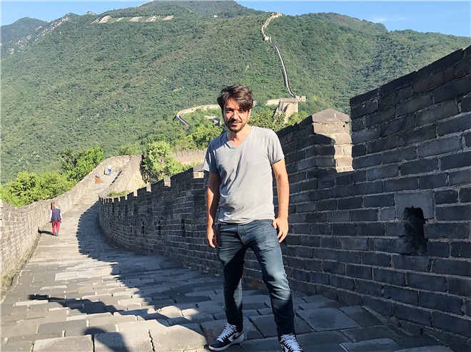 《看不见的客人》西班牙导演来华 忻钰坤请吃烤鸭