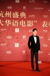 馮紹峰亮相頒獎(jiǎng)典禮現(xiàn)場(chǎng) 絲絨西裝盡顯高雅氣質(zhì)