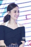 阿嬌戀情曝光后與阿Sa合體 性感露肚裝露甜蜜笑容