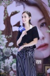 阿嬌戀情曝光后與阿Sa合體 性感露肚裝露甜蜜笑容