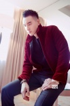 王陽明秋日最新寫真曝光 “大boss”霸道又深情