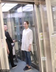 张钧甯现身机场比爱心 白衬衫配牛仔裤气质脱俗