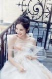 唐藝昕巴黎寫真玩轉(zhuǎn)隨性仙女風(fēng) 一襲白裙大秀香肩