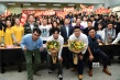 《兄弟，別鬧！》昆明路演 高曉攀突破極限吃蟲