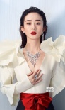 赵丽颖深V大花裙美艳逼人 性感大露背秀烈焰红唇