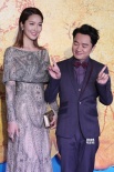 丝路电影节开幕红毯：吴京拄拐关晓彤秒变小仙女
