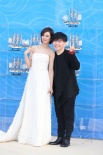 女歌手郁可唯白裙亮相紅毯 搭檔常石磊可愛賣萌