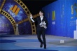 王力宏亮相絲綢之路電影節(jié)閉幕 握小船向粉絲招手