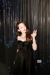 蔣夢婕穿小黑裙優(yōu)雅亮相 雪白肌膚光芒耀眼超搶鏡