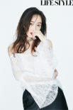蔣夢(mèng)婕再登大刊封面 肌膚白皙紅衣魅惑氣場(chǎng)強(qiáng)大