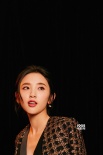 唐艺昕时尚大片曝光 黑色深V长裙展“唐式韵味”