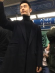 黃曉明坐北京地鐵出行 一臉無(wú)辜仿佛被人