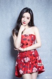 柳巖著紅色抹胸裙俏皮可愛(ài) 蜂腰美胸露迷人笑容