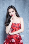 柳巖著紅色抹胸裙俏皮可愛(ài) 蜂腰美胸露迷人笑容