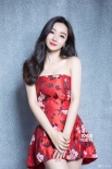柳巖著紅色抹胸裙俏皮可愛(ài) 蜂腰美胸露迷人笑容