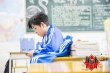 潘粤明亲手为父亲理发 三口之家探亲韶关老家
