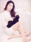 狐界与猫界的友好会面 刘亦菲暖阳下慵懒撸猫