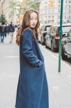 蔣夢婕漫步紐約街頭拍大片 肌膚白皙時尚感爆棚