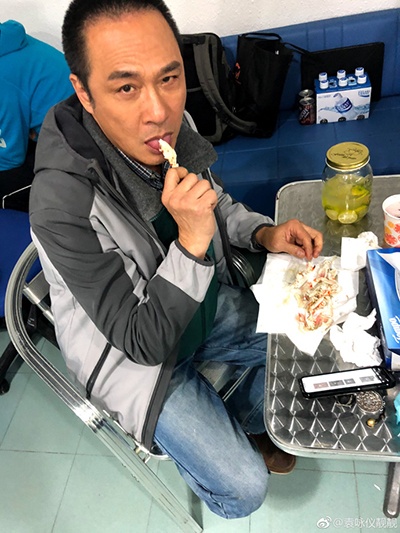 袁咏仪晒拍戏片场照 吴镇宇忙啃蟹化身"表情帝"
