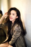 宋祖儿卷发西装清新自然 “月牙笑眼”暖萌迷人