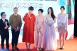 柳岩裸色抹胸裙登《捉妖记2》首映 全程专注梁朝伟